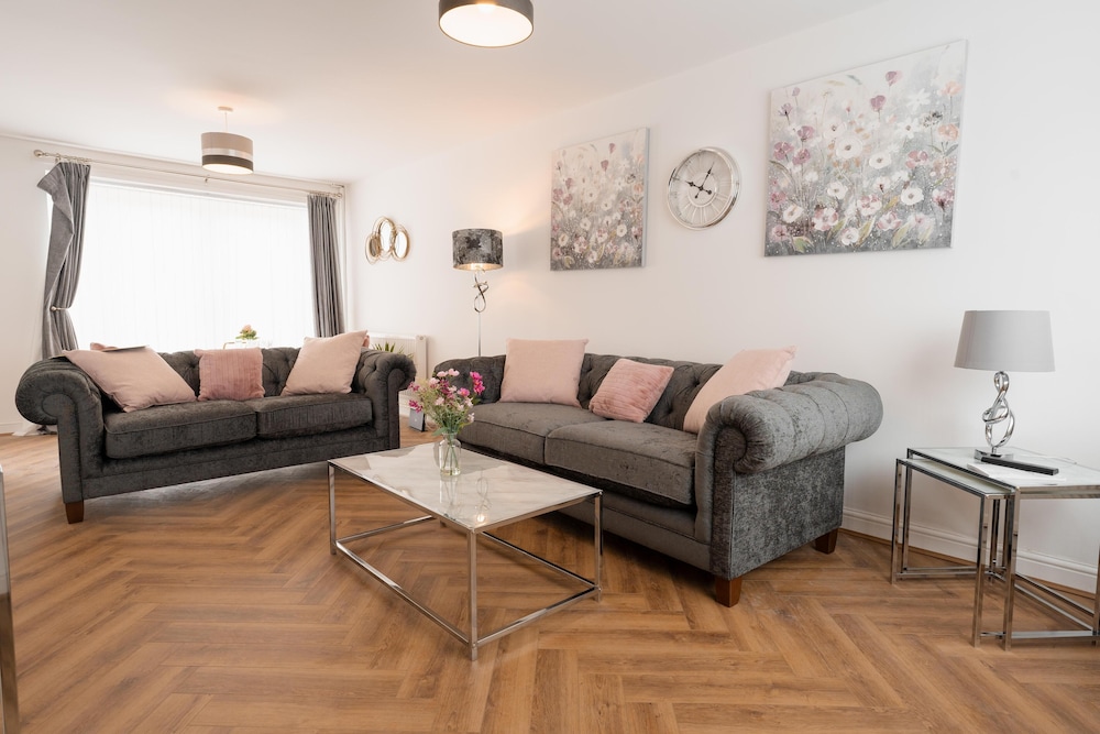 Prenton House 3BR Close to Liverpool — 4-Star Luxury Hotel in Birkenhead, United Kingdom