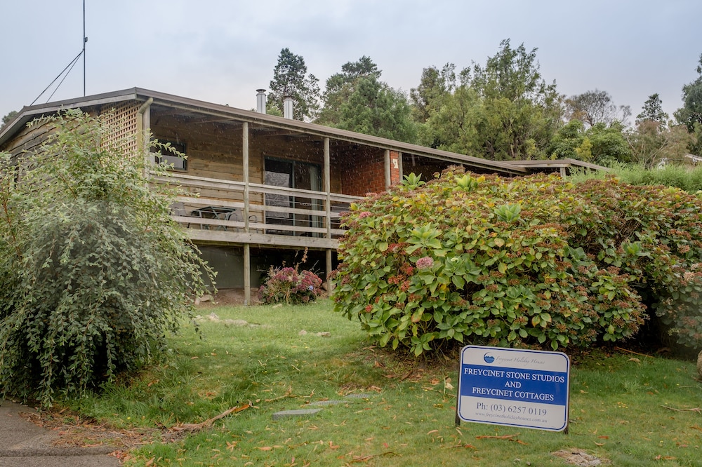 Freycinet Cottage 1 Bluestone — 4-Star Luxury Hotel in Coles Bay, Australia