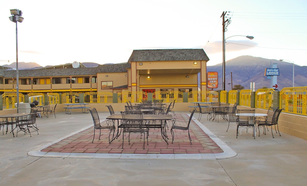 Hawthorne's Best Inn - photo 12