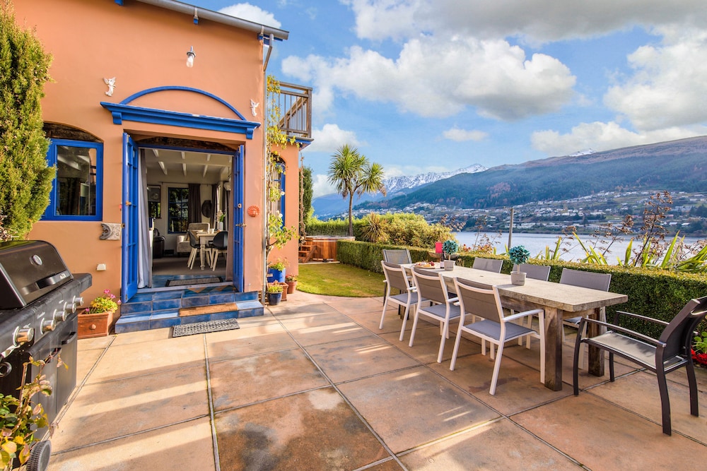 Sunny Lakeview Villa — 4-Star Luxury Hotel in Queenstown, New Zealand