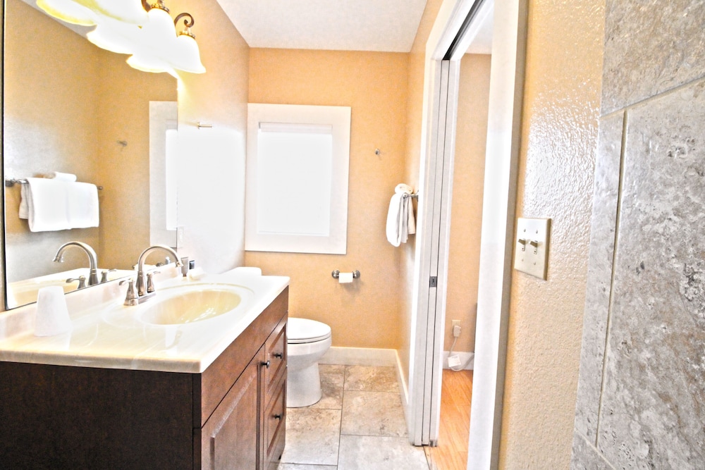 Peach Tree Inn & Suites - photo 42