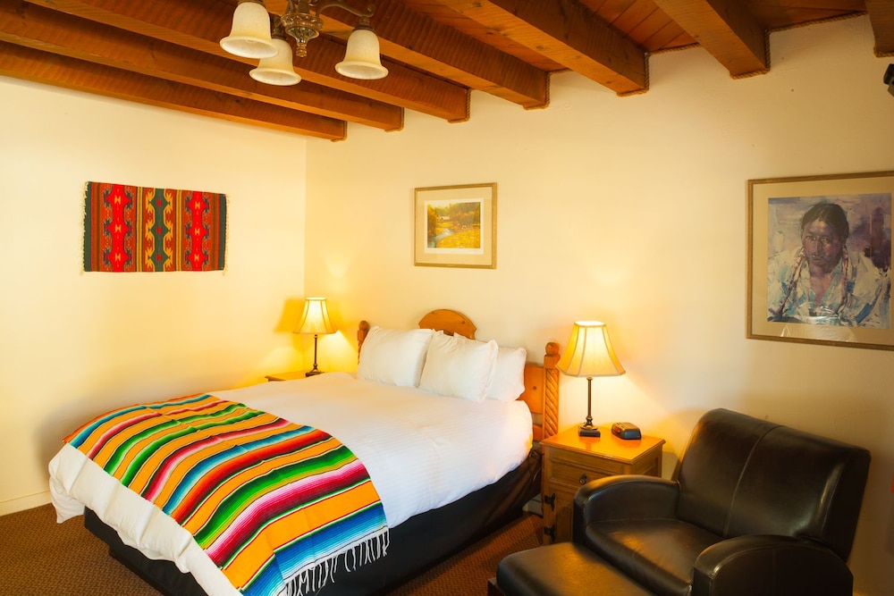 El Pueblo Lodge - photo 11