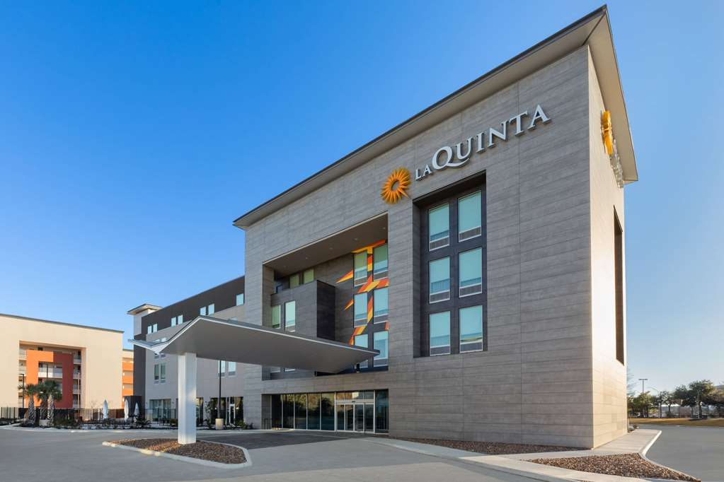 La Quinta Inn & Suites by Wyndham San Antonio at the RIM - photo 3