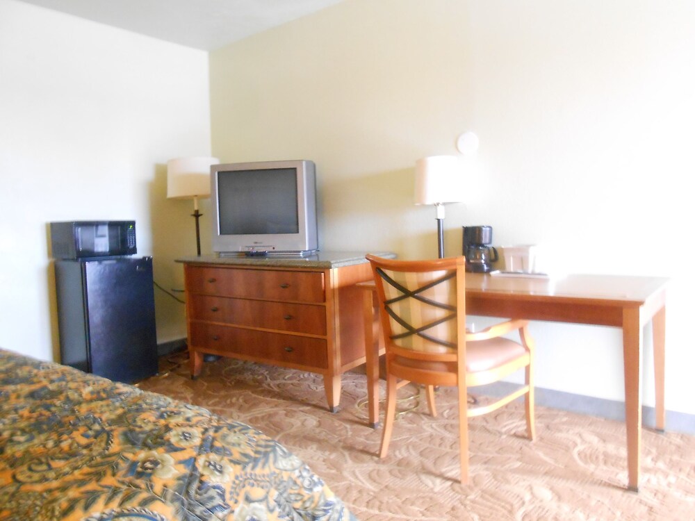 Airport Inn Downtown - photo 6