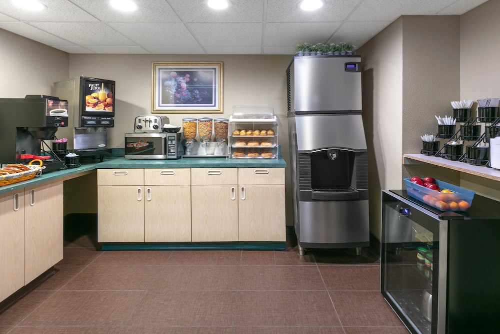 Travelodge by Wyndham Arlington Dallas Area - photo 20