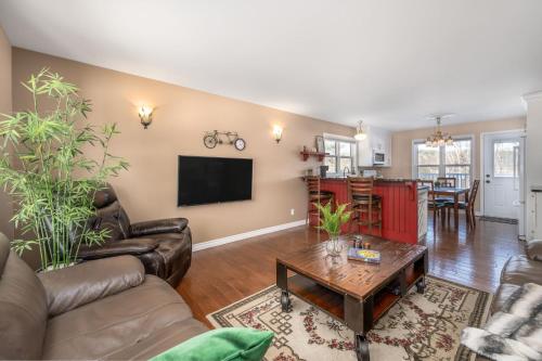 Point Of View I 55 SmartTV I Riverside I Sleeps 5 in Bancroft, Canada