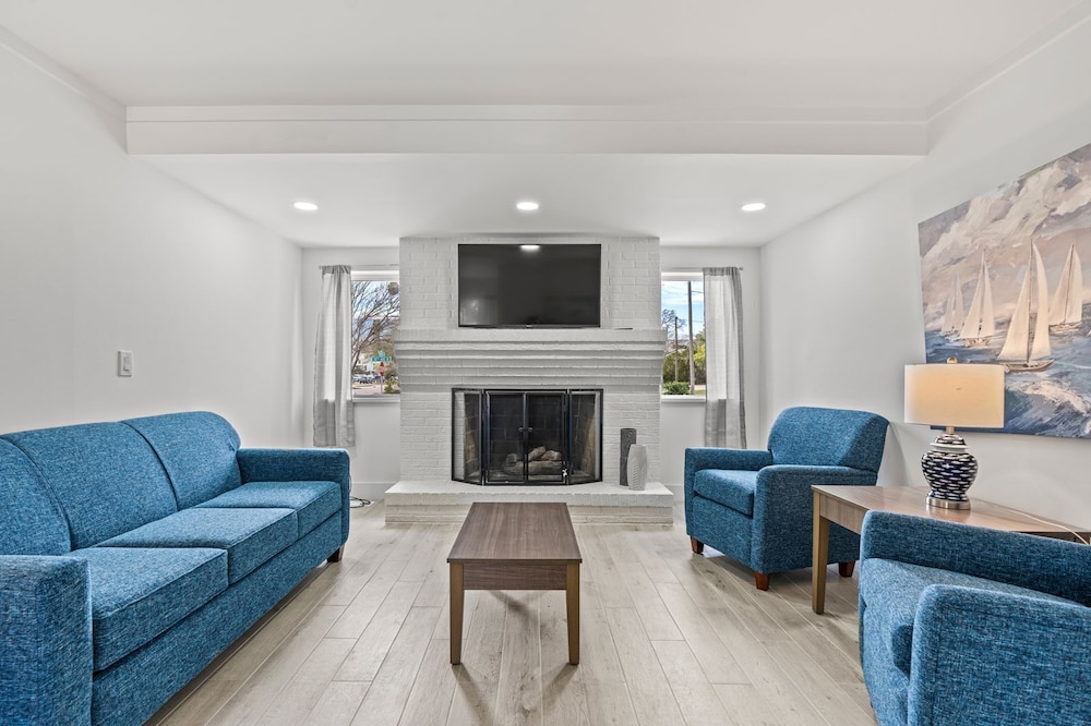 Fin's Inn & Suites - photo 11