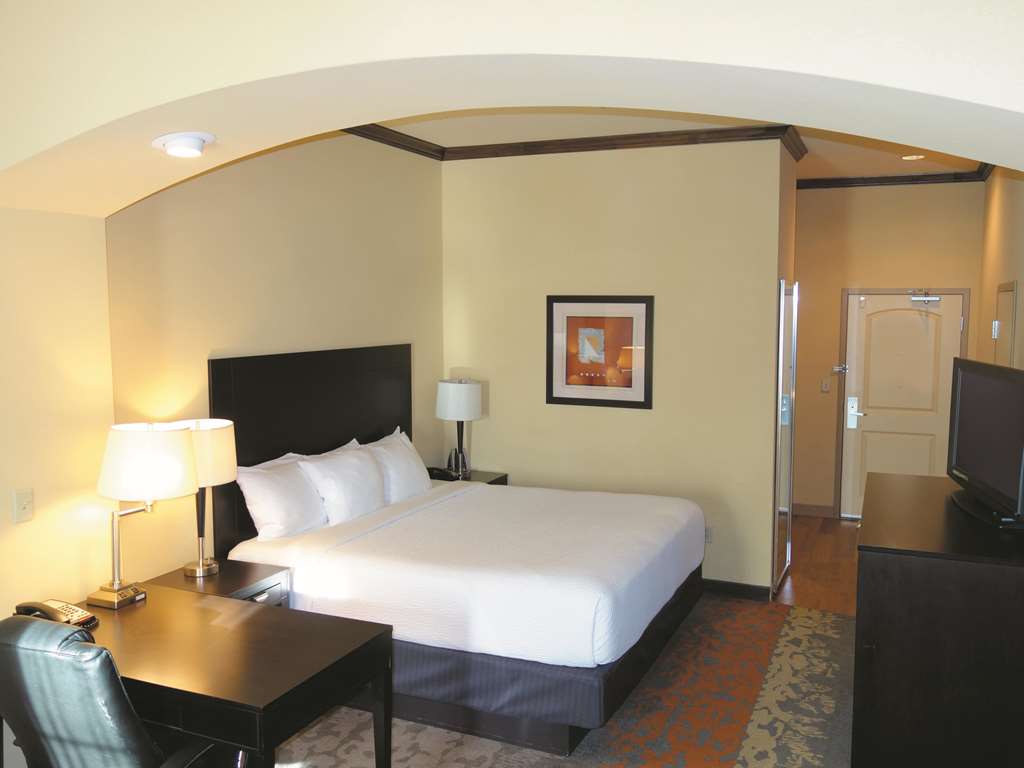 La Quinta Inn & Suites by Wyndham Eastland - photo 16