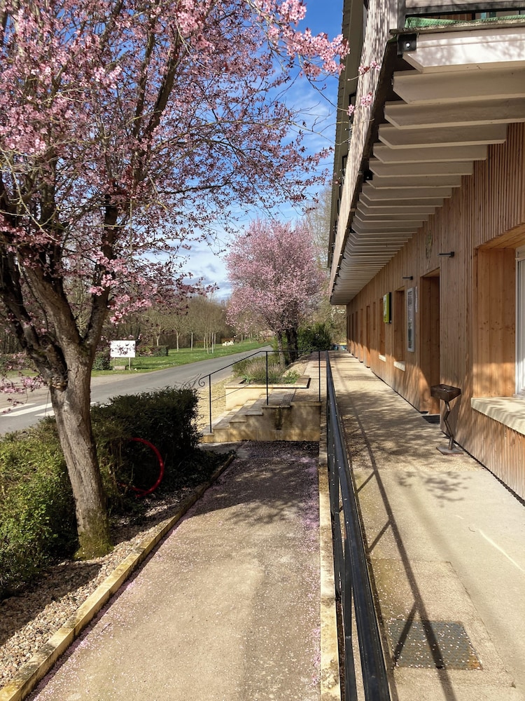 Logis Hôtel Les Tilleuls — hotel in Saint-Amand-Montrond