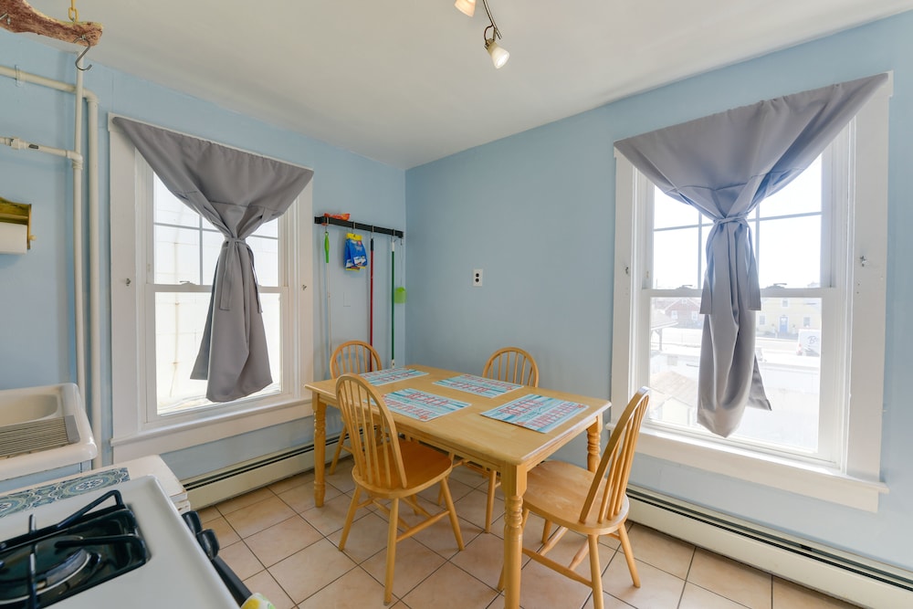 1 Block to Convention Center Dog Friendly Apt — 4-Star Luxury Hotel in Wildwood, United States