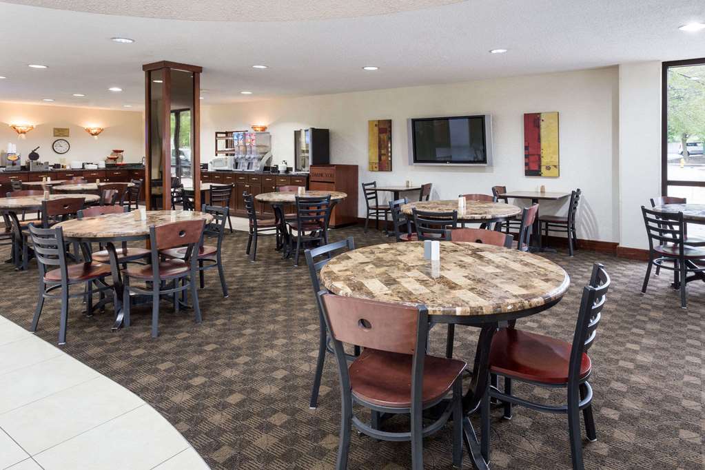 Ramada by Wyndham Bettendorf - photo 23