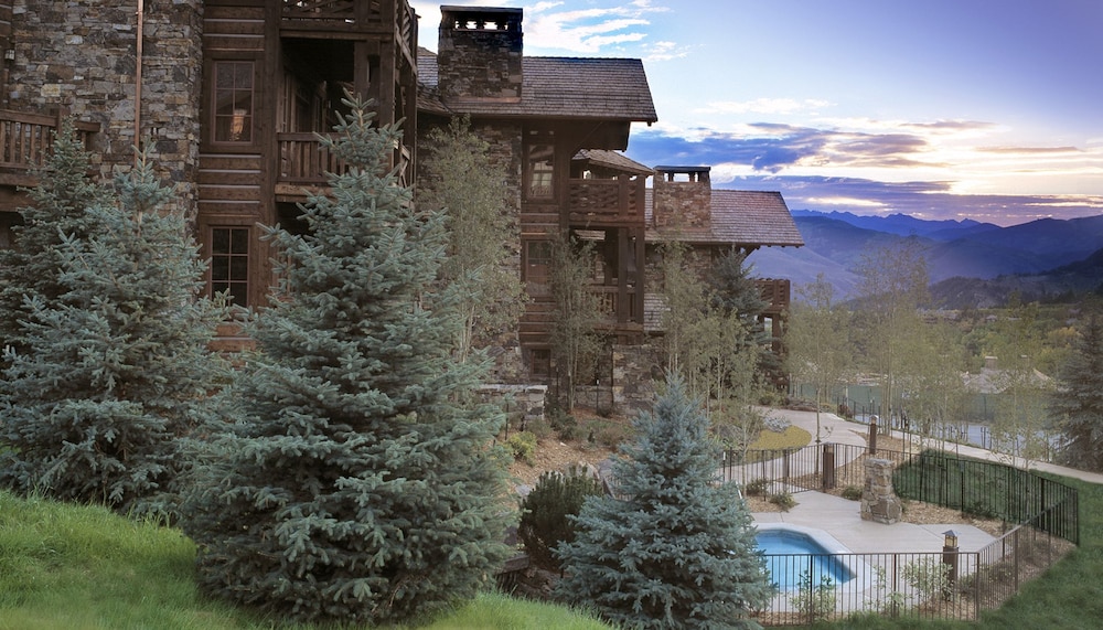 Bear Paw Lodge — 4-Star Luxury Hotel in Avon, United States