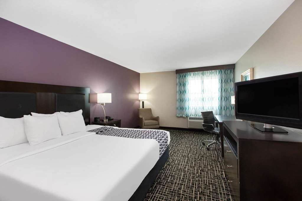 La Quinta Inn & Suites by Wyndham Blue Springs - photo 26