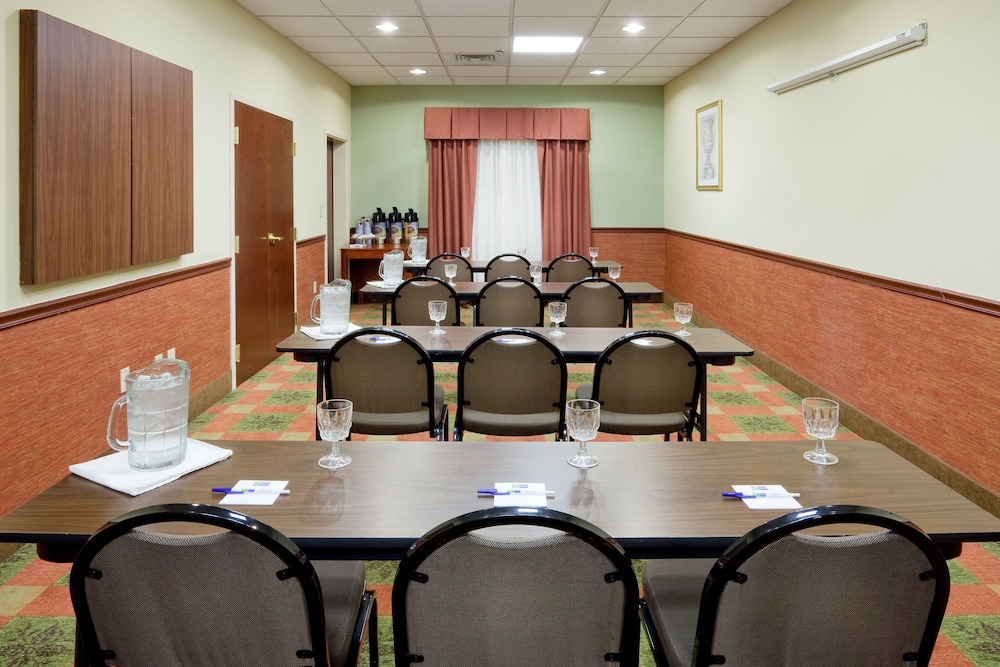 Holiday Inn Express & Suites Quakertown Allentown Area by IHG - photo 37