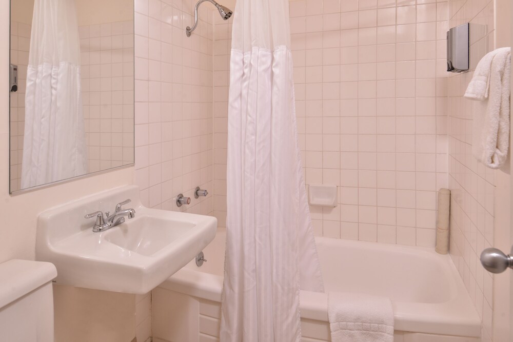 Campus Inn & Suites Eugene Downtown - photo 22