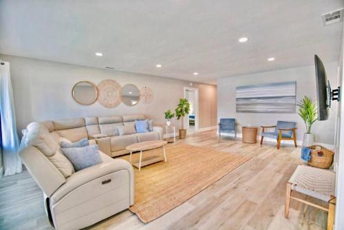 Spacious Beach House Walk to Beach and Pier — 4-Star Luxury Hotel in Oceanside, United States