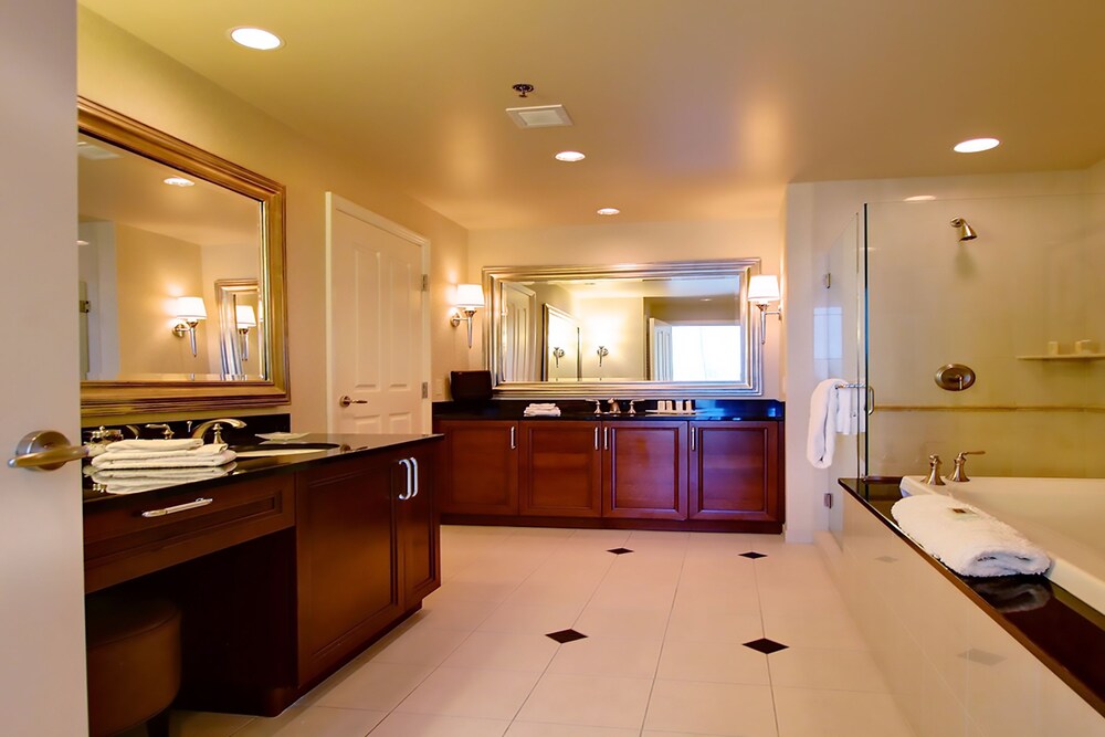 888 One Bedroom Balcony Suite at Signature Condo Hotel - photo 33