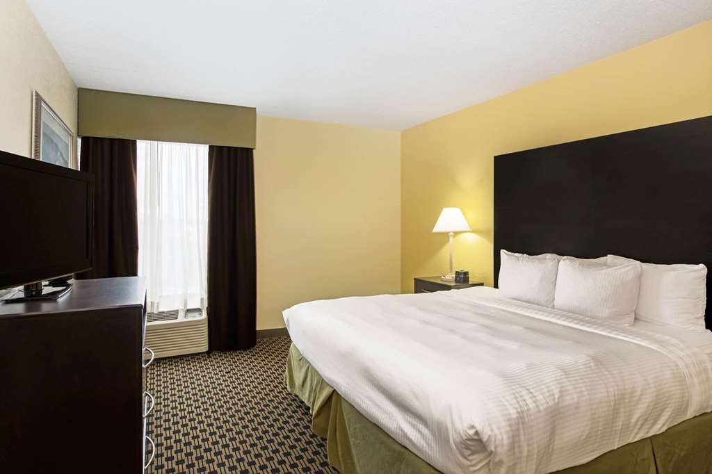 La Quinta Inn & Suites by Wyndham Salina - photo 43