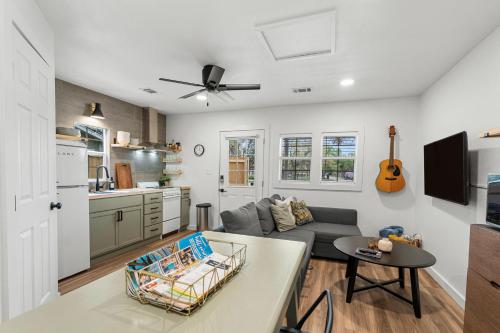 NEW The Yellow Door Downtown Wimberley w River Access in Wimberley, United States