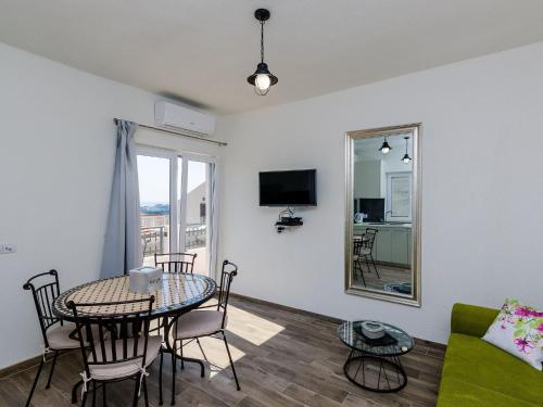 Apartments Life One Bedroom Apartment with Balcony and Sea View