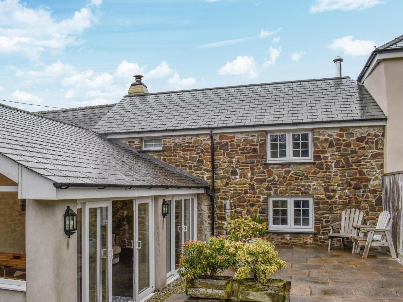 Honeysuckle Cottage — 4-Star Luxury Hotel in None, United Kingdom