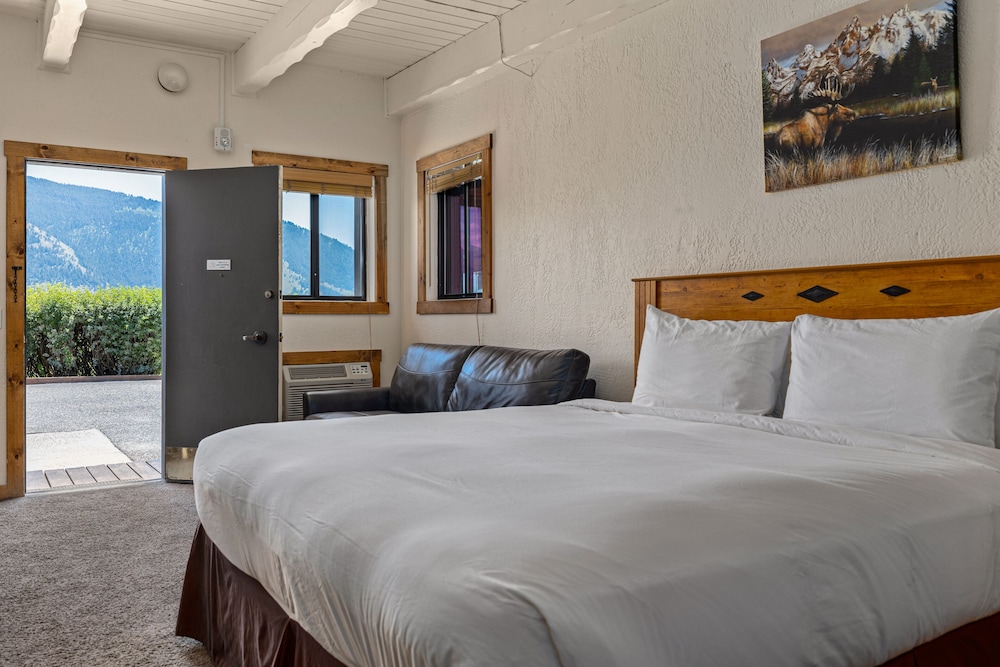 Elk Refuge Inn - photo 40