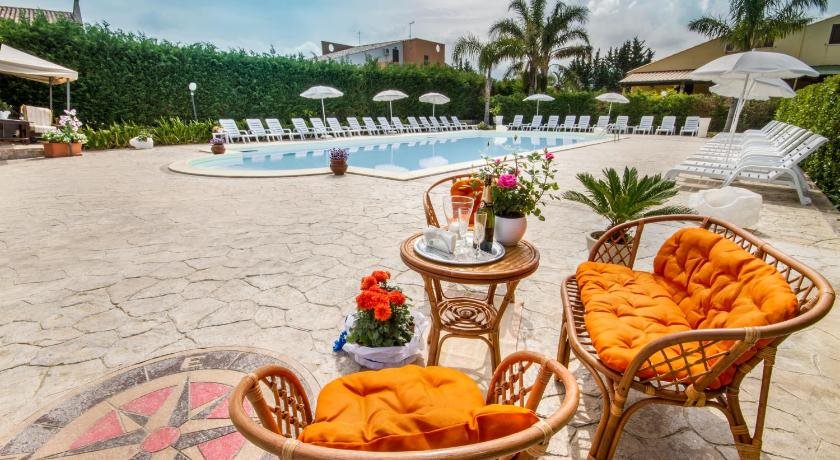 Case Vacanze Paradise Beach Vicino Cefalù Piscina Aperta in Campofelice Di Roccella, Italy