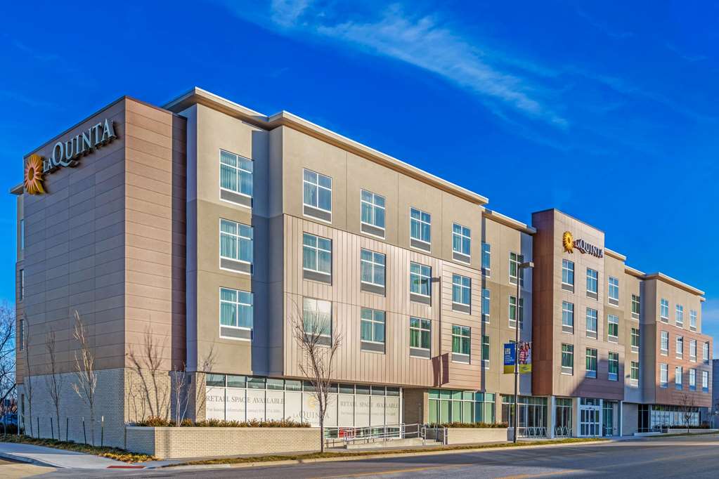 La Quinta Inn & Suites by Wyndham Kansas City Beacon Hill - photo 4