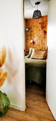 Maisonnette au calme sous les pins avec jardin parking et piscine — hotel in Le Castellet