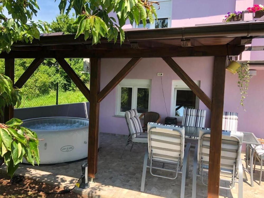 Kuca Za Odmor S Bazenom Terihy — hotel in Samobor
