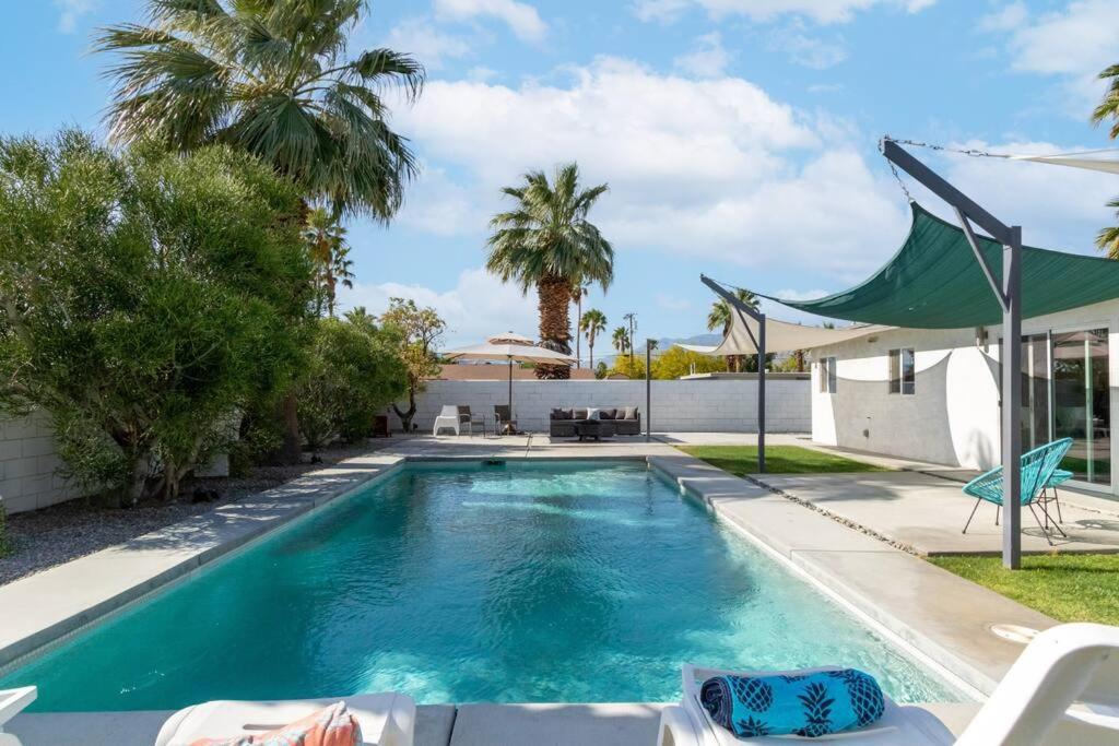 Airy Corner Lot MCM Oasis in Palm Springs, United States