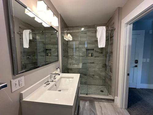 Entire Modern 7 Unit 7 Bath Boutique Inn - photo 40