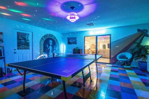 Emerald Haven Alien Game Room Pool Spa 15 Min to Joshua Tree Park in Twentynine Palms, United States