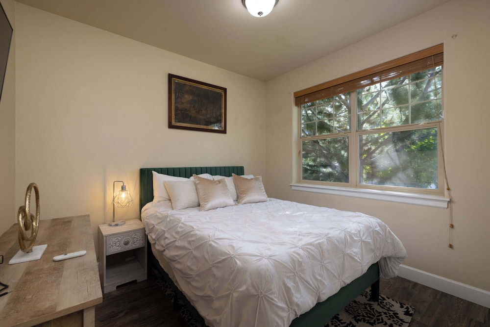 Charming Bend Sanctuary for 6 — Bend — photo 3