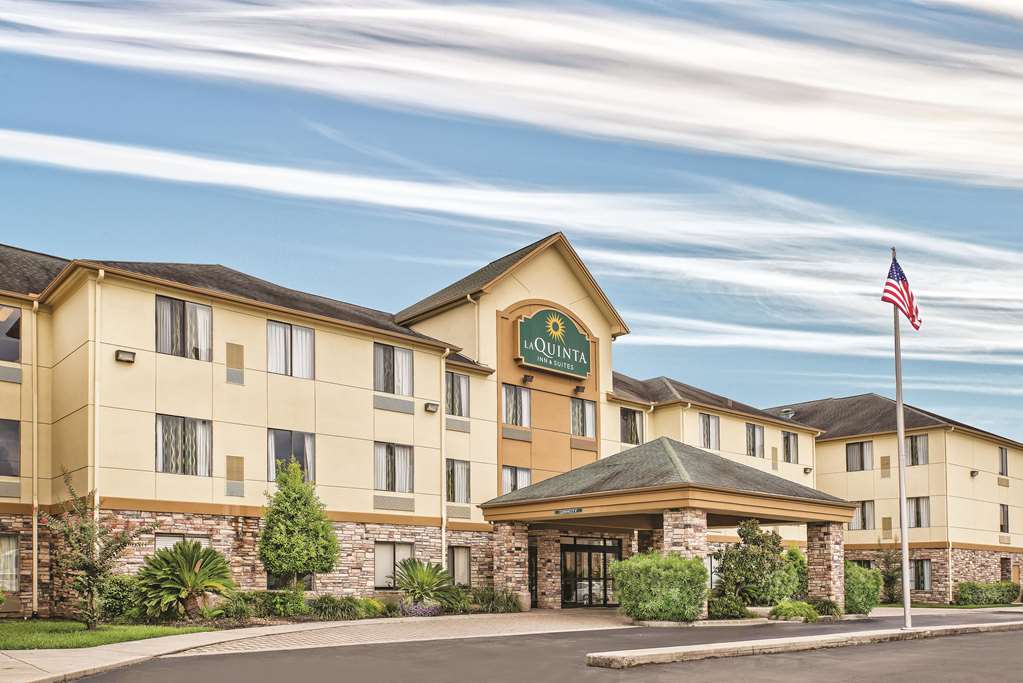 La Quinta Inn & Suites by Wyndham The Woodlands Spring - featured photo
