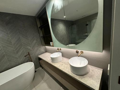 City Meets Bay I Resort Style I 4 Level I Rooftop — Melbourne