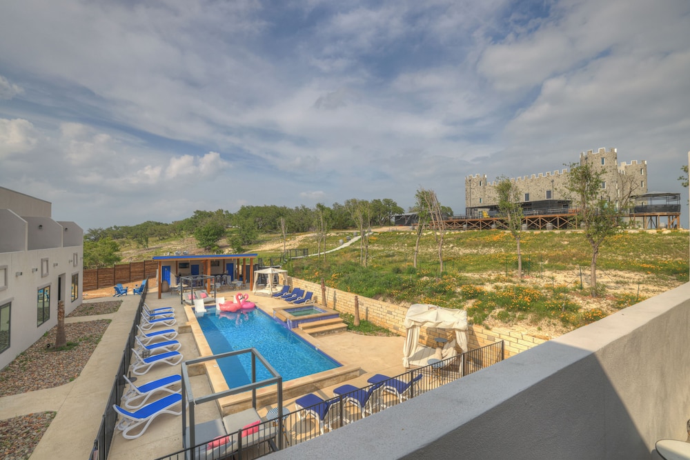 The Bentley Hotel James Bond Suite Pool View - photo 13