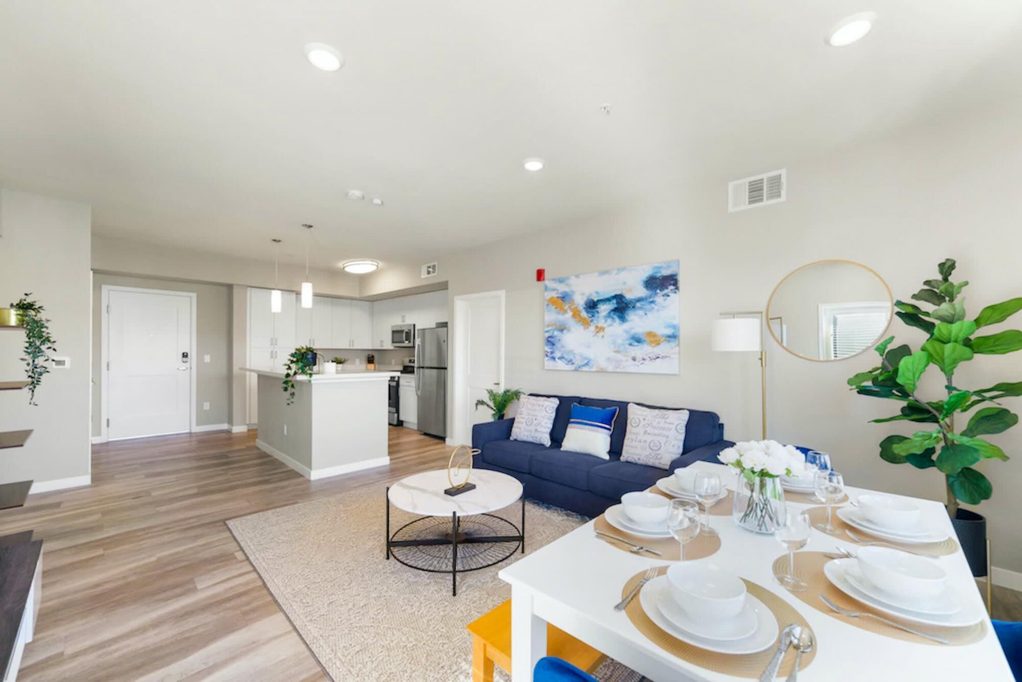 Designer Apt with Jacuzzi Pool & Mountain Views