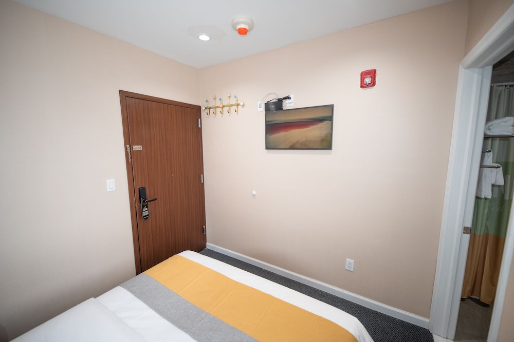 Flushing Garden Hotel - photo 8