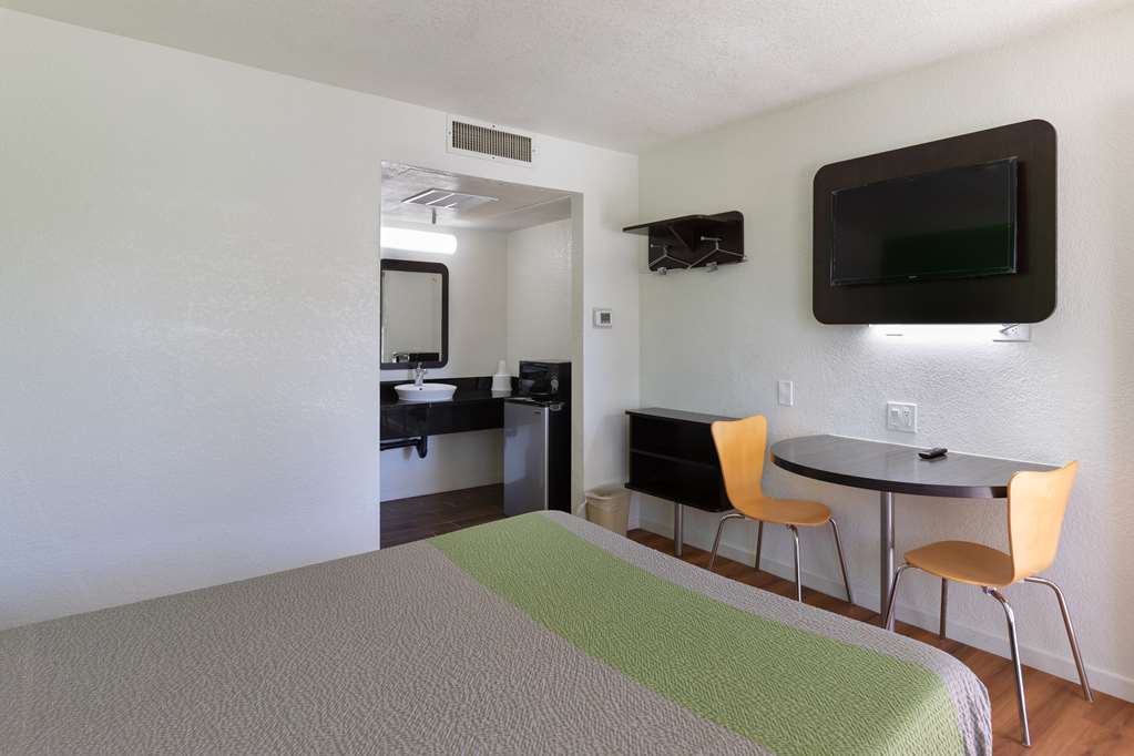 Motel 6 Barstow CA - photo 10