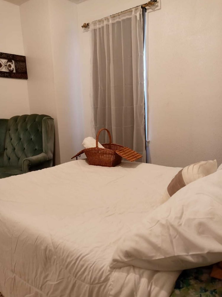Super Comfy Room at a Great Location - photo 7