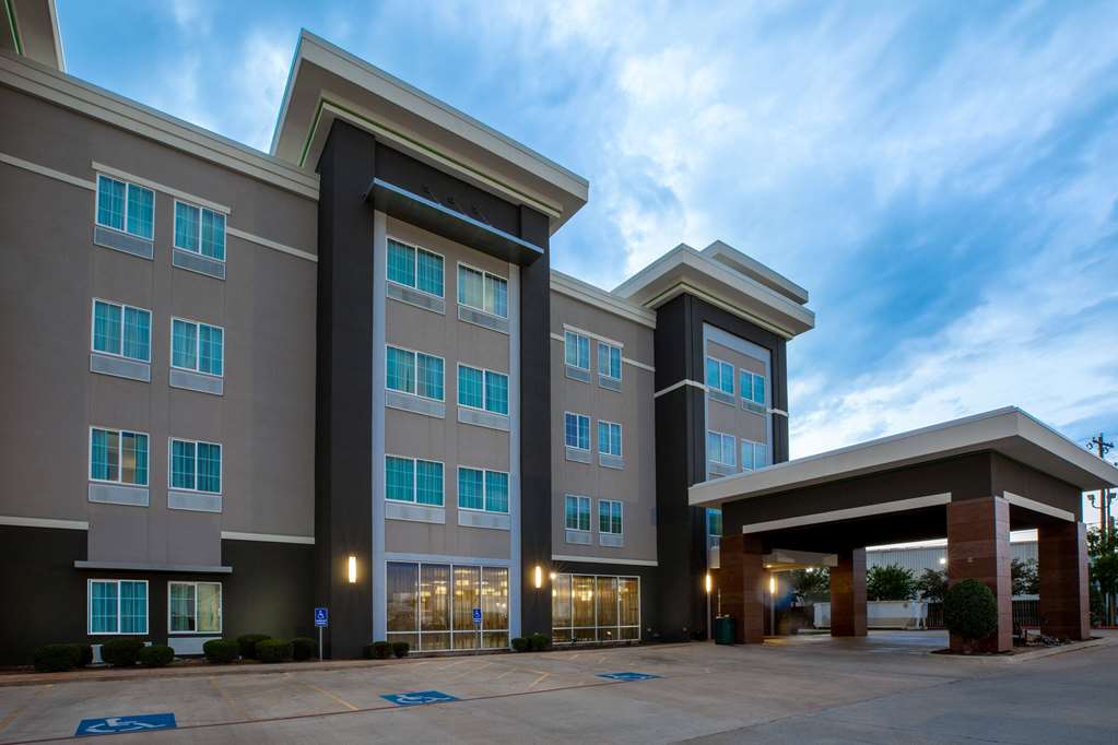 La Quinta Inn & Suites by Wyndham Durant - photo 2