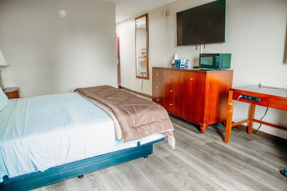 Country Garden & Suites - photo 8