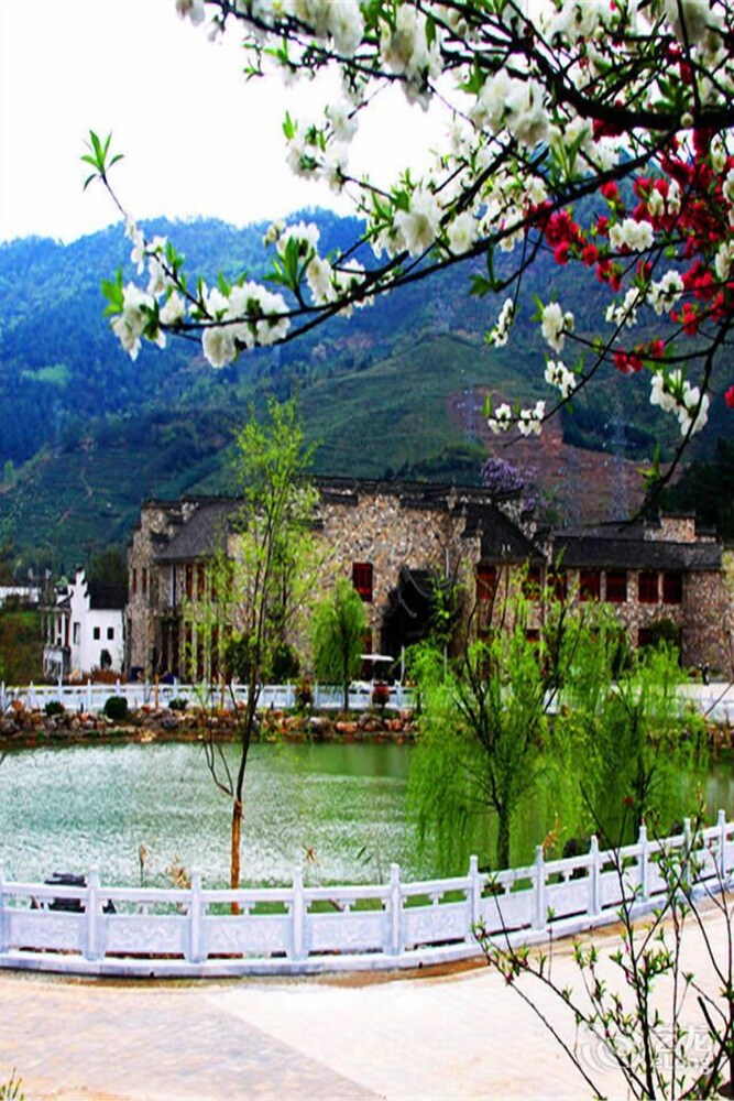 By The Peach Blossom Pool Holiday Hotel in Xuanzhou, People's Republic of China