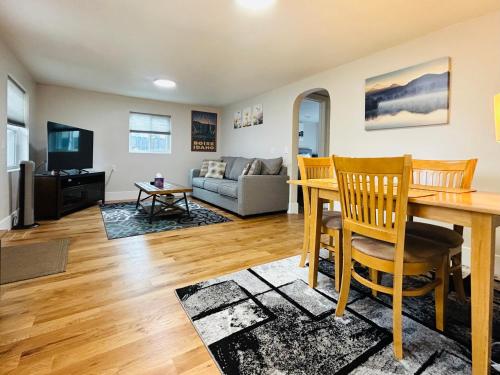 Little Blue Bungalow on Boise's Bench Pet Friendly Fully Fenced yard with doggie door 2 miles from BSU 5 minutes from Downtown Boise Desk and workstation for remote workers 2 TV's large walk in closet Good for mid term stays — 4-Star Luxury Hotel in Boise, United States
