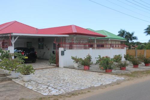 Dubbel woonhuis Selderiestraat Paramaribo — 4-Star Luxury Hotel in Paramaribo, Suriname