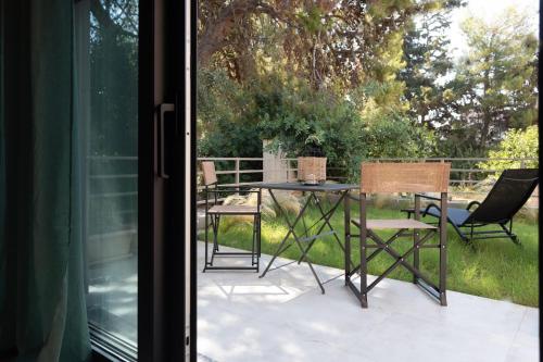 Osiris cozy sea walk lodge with private garden — 4-Star Luxury Hotel in Nea Makri, Greece