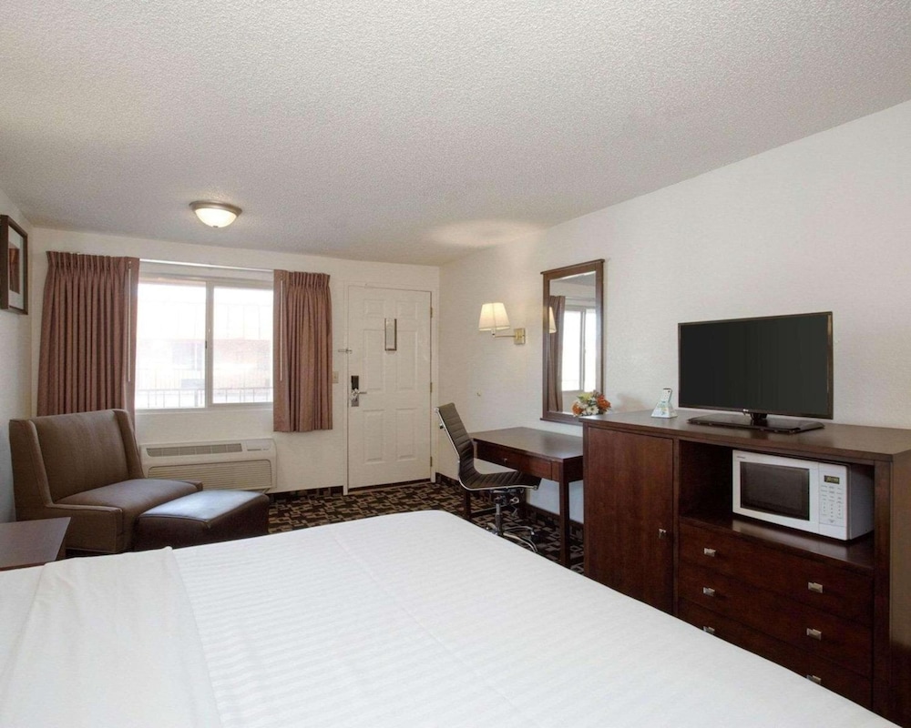 MorningGlory Inn & Suites - photo 21