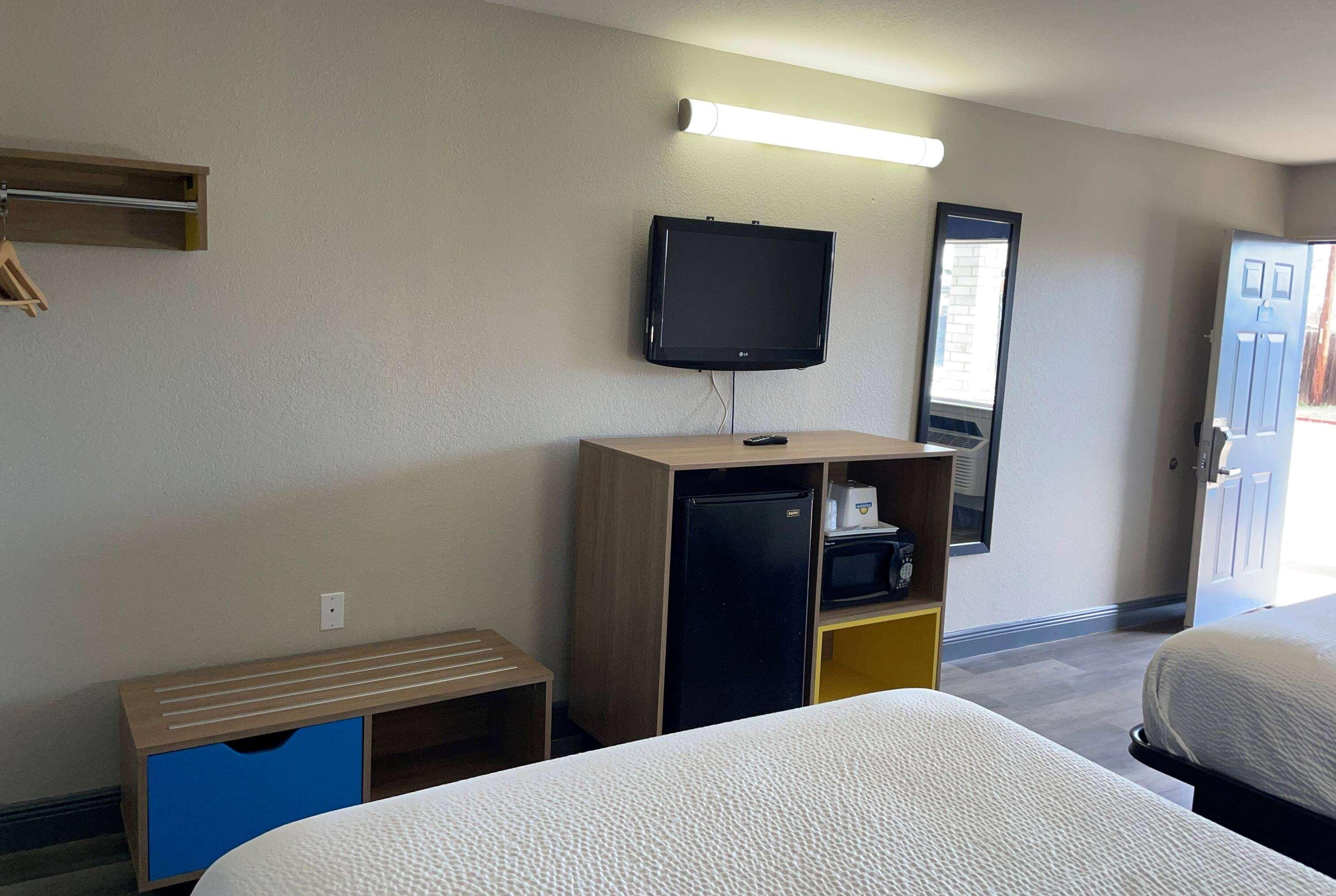 Days Inn by Wyndham San Antonio Southeast Frost Bank Center - photo 11