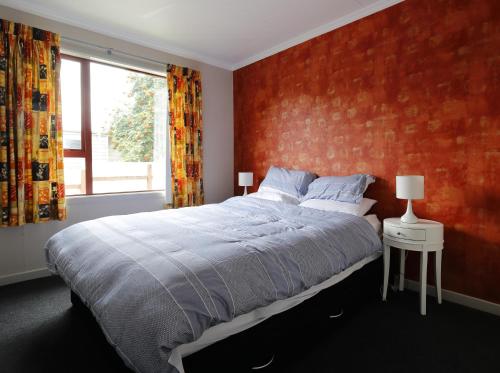 Mokonui Cottage Te Anau Holiday Home — 4-Star Luxury Hotel in Te Anau, New Zealand
